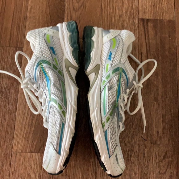 Avia size 10 athletic shoes. Wide fit. - Picture 11 of 16